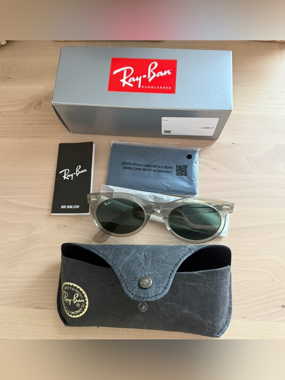 Ray-Ban Wayfarer Oval Frame Sunglasses